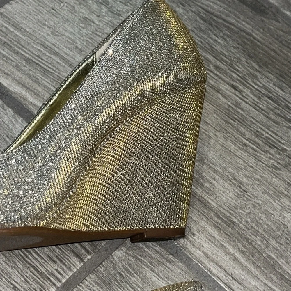 Kelly & Katie metallic wedge sz 8. Changes gold to silver